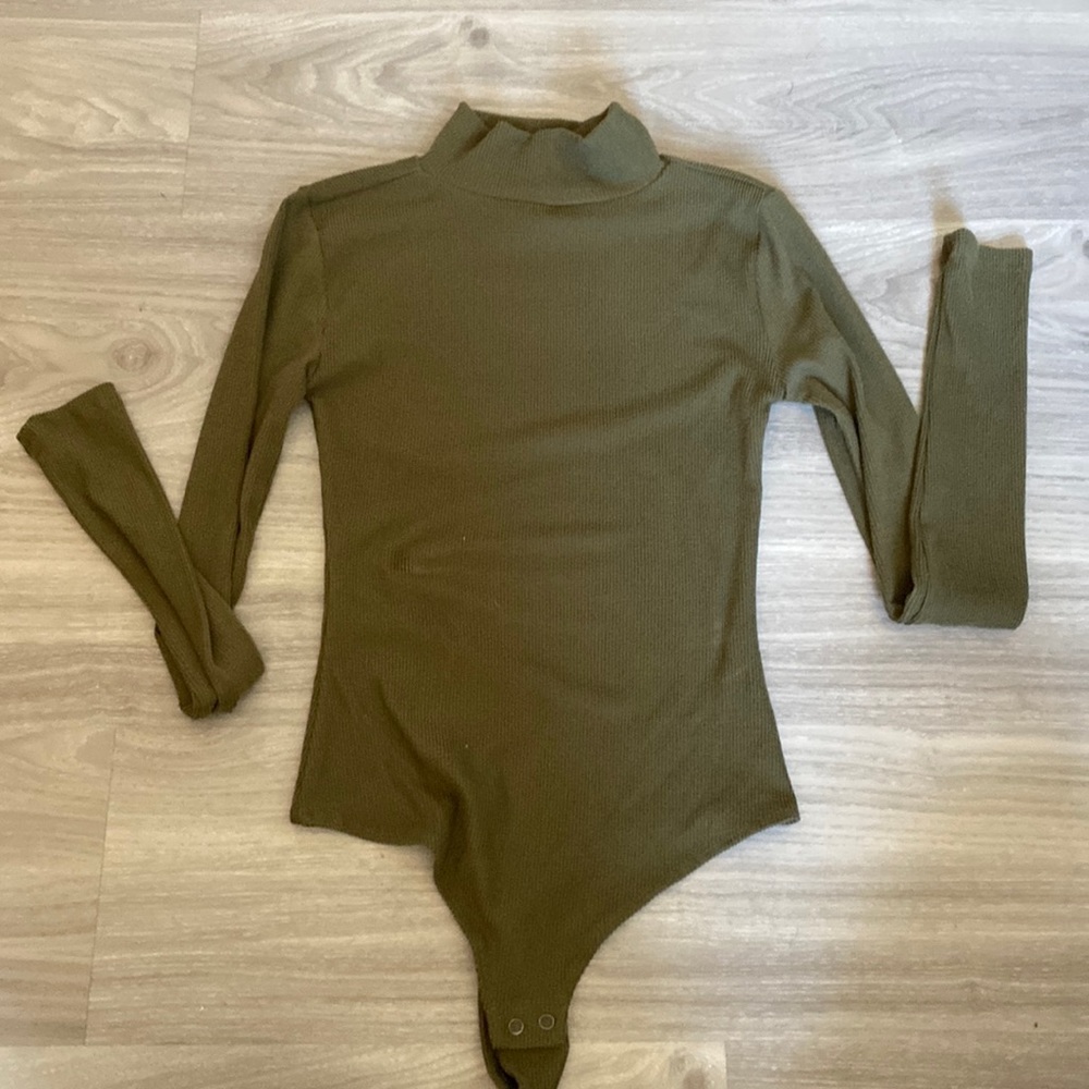 Ribbed knit bodysuit in green xs